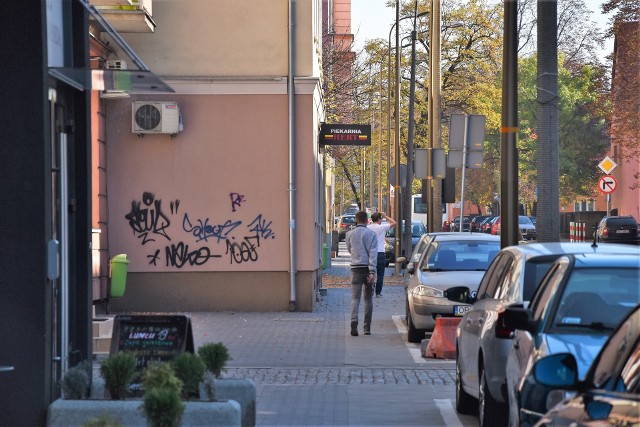 Elewacje budynków przy ul. 1 Maja pomalowane przez wandali