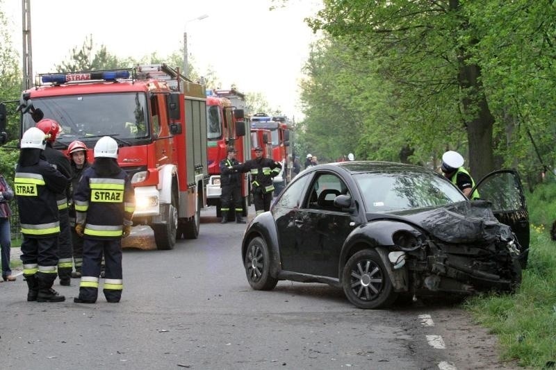 Wypadek pod Wrocławiem. Czołowe zderzenie w Kiełczówku. Volkswagen zatrzymał się na drzewie ZDJĘCIA