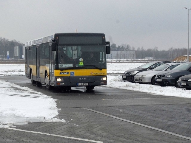 Autobusy MKS linii "224&#8221; kończą trasę przy fabryce MTU. Stąd do biurowca PPNT jest bardzo daleko, a droga nie ma chodnika.