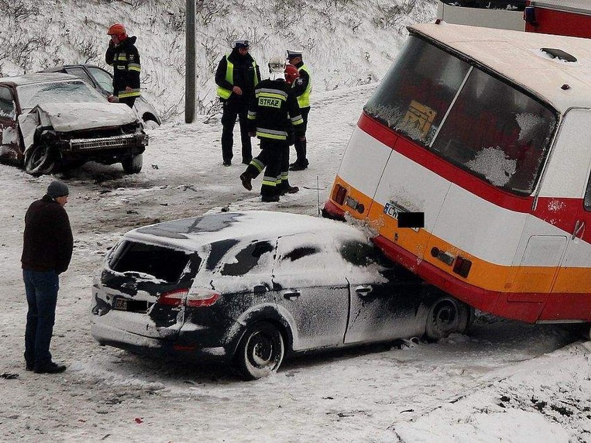 Autobus przewożący dzieci zderzył się z samochodem osobowym