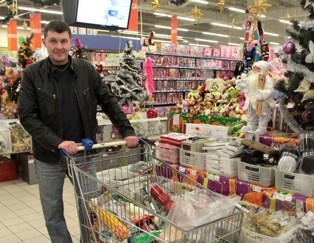 - To pierwsze przedświąteczne zakupy, na jakie się wybrałem &#8211; mówi Krzysztof Andrejew, którego spotkaliśmy w Leclercu.
