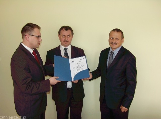 Michał Gluska (od lewej), przedstawiciel bydgoskiego oddziału TUV Nord Polska wręczył prezesowi Tomaszowi Zaboklickiemu (od prawej) świadectwo IRIS 02.