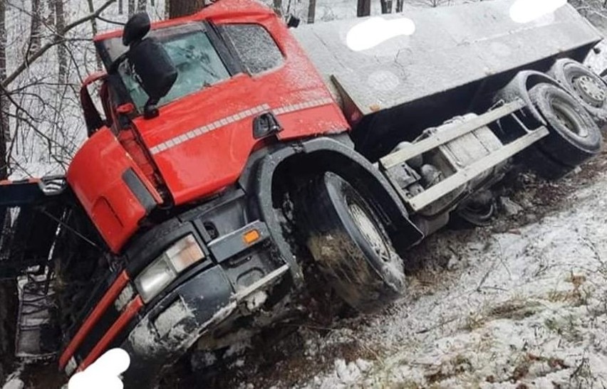 Pierwszy śnieg i są skutki. Wypadek w gminie Baranowo. Auto wypadło z drogi. 27.11.2021. Zdjęcia