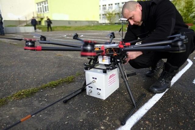 Dron do pomiaru powietrza "służy" w Straży Miejskiej w Toruniu od 2017 roku. Podłączone do niego urządzenie laboratoryjne trzeba było wymienić