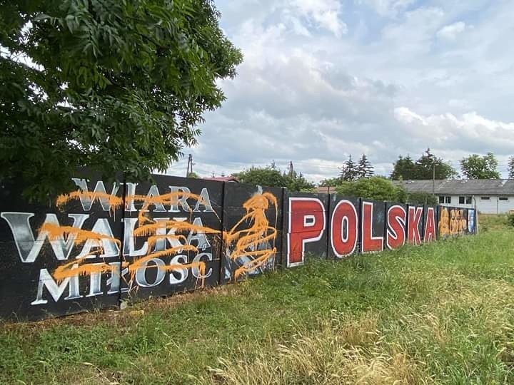 Przecław. Ktoś zniszczył patriotyczny mural. Policja szuka wandali