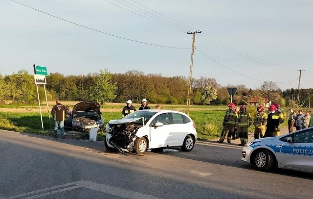 W piątek, 6 maja, ok. godz. 18.30 na drodze między Żarnowicą Dużą a Polichnem w powiecie piotrkowskim doszło do zderzenia dwóch samochodów osobowych. Dwie osoby zostały poszkodowane.