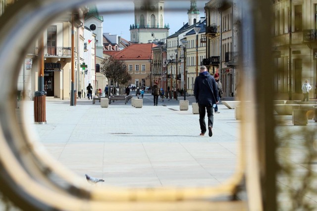 19.03.2020 lublin miasta w czasach koronawirusa. puste ulice i parki kolejki do bankow i aptek koronawirus miasto spacer pandemia deptak fontanna plac litewski fot. lukasz kaczanowski/polska press