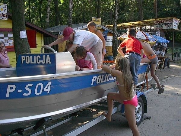 Policyjna motorówka, wykorzystywana do patroli wodnych, cieszyła się dużym zainteresowaniem młodych pływaków.