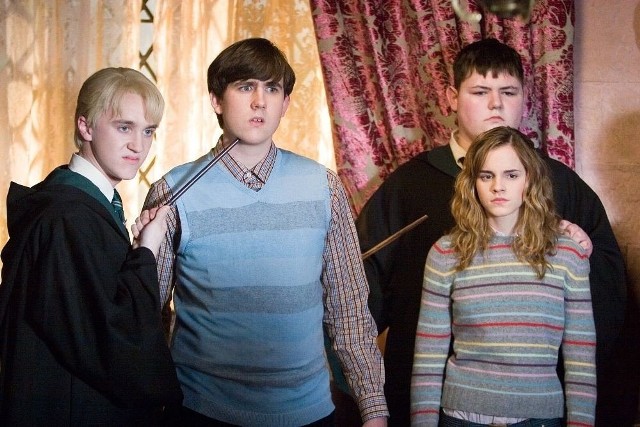 Harry wraca po wakacjach do Hogwartu, by rozpocząć piąty rok nauki. Zostaje oskarżony o bezprawne użycie magii poza szkołą. Musi stawić czoła kłamliwym plotkom. Dociera do domu Syriusza Blacka, gdzie dowiaduje się o istnieniu tajemniczego Zakonu Feniksa, który ma za zadanie przeciwdziałać Voldemortowi. Tymczasem w szkole pojawia się dwulicowa profesor obrony przed czarną magią, Dolores Umbridge, która wcale nie przygotowuje czarodziejów do walki z mrocznymi mocami. Harry przekazuje więc grupie uczniów informacje na ten temat.  "Harry Potter i Zakon Feniksa" - TVN 7, godz. 20:00Program TV został dostarczony i opracowany przez media-press.tv