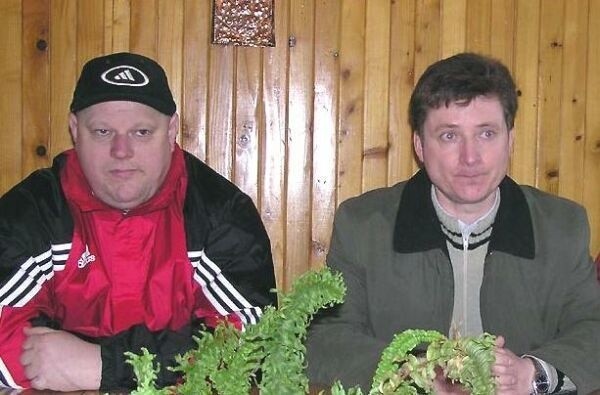Tadeusz Kwieciński (z lewej) jeszcze dwa sezony temu chciał budować w Stalowej Woli mocny zespół razem z prezesem Klubu Sympatyków Stali, Dariuszem Kuchtą (z prawej). Teraz wybrał Stal, ale tą z Rzeszowa...