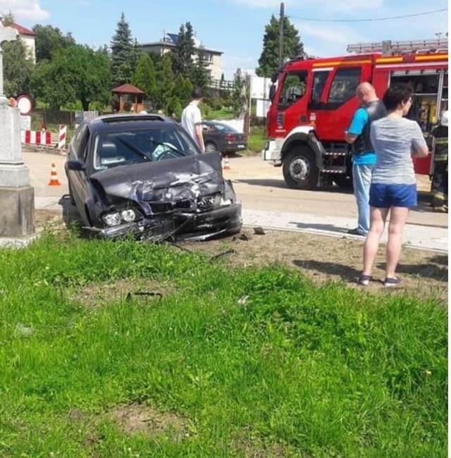 Zderzenie pojazdów miało miejsce na skrzyżowaniu ul. Kościuszki i 1 Maja w Siemoni Zobacz kolejne zdjęcia/plansze. Przesuwaj zdjęcia w prawo - naciśnij strzałkę lub przycisk NASTĘPNE