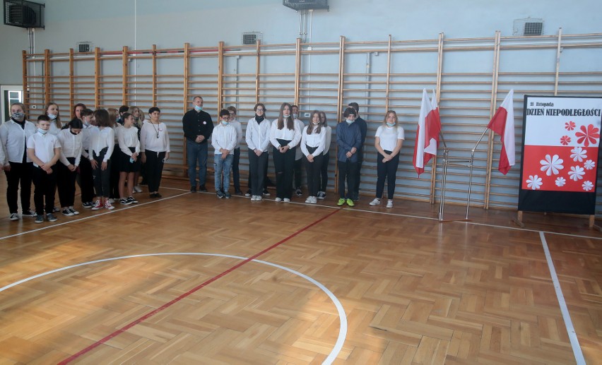 Uczniowie zaśpiewali Mazurka Dąbrowskiego w ramach akcji...