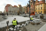 Wrocław: Kończą budowę szpilkostrady w Rynku. Wracają po wakacjach (ZDJĘCIA)