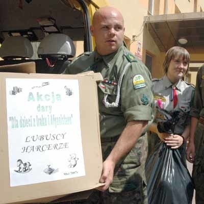 Piotr Delak i Magda Zioło wyładowują z samochodu dary od harcerzy z całego województwa.