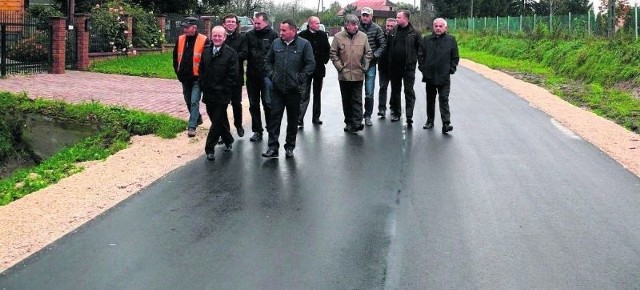 Liczna grupa włoszczowskich samorządowców odebrała drogę powiatową w Koniecznie.