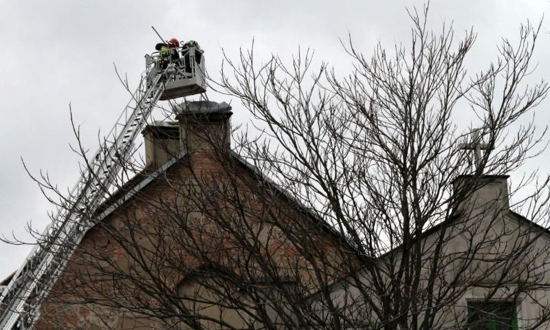 Około godz. 12 przyjechał kolejny zastęp straży pożarnej i...