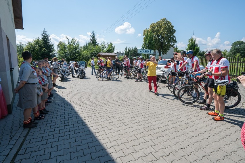 Przemierzają Polskę na rowerach i pomagają hospicjom [ZDJĘCIA]