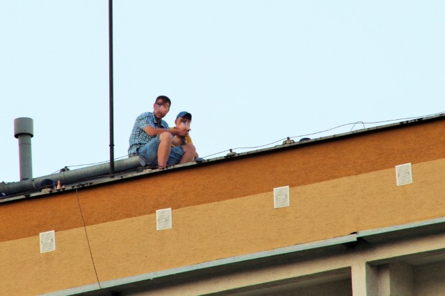 W późne piątkowe popołudnie na dachu wieżowca przy ul. Kocjana w Mielcu, rozegrały się przedziwne sceny. Służby zostały wezwane tam, by pomóc czterem mężczyznom, którzy weszli na dach 10-piętrowego budynku i wydawało się, że chcą popełnić samobójstwo. Tymczasem okazało się, że z tego osobliwego miejsca, chcieli obejrzeć mecz, który był rozgrywany na mieleckim stadionie. Służby zostały powiadomione o czterech mężczyznach na dachu wieżowca około godziny 16. Na miejsce udało się trzy jednostki straży pożarnej i radiowóz policji. Nikt nie znał zamiarów mężczyzn.Szybko okazało się jednak, że mężczyźni skakać nie chcieli, a z dachu wieżowca chcieli oglądać mecz Stali Mielec. Policjanci negocjowali z mężczyznami, bo ci byli wyjątkowo. Dachu wieżowca nie chcieli opuszczać. Negocjacje przyniosły skutek dopiero kilka minut po godzinie 18. Teraz mężczyźni mają odpowiedzieć za swoje zachowanie. Prawdopodobnie zostanie na nich nałożona grzywna. WIDEO: 27 Rajd Rzeszowski. Odcinek Nowy Świat