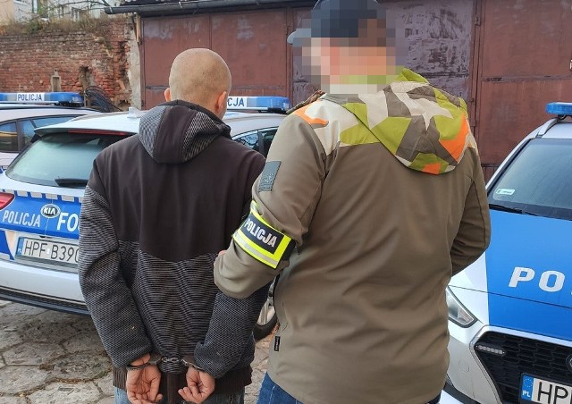 Policjanci zatrzymali 25-latka, który w przejściu podziemnym w Łodzi pobił i obrabował swojego kolegę. Był tak zachłanny, że pobitemu nakazał nawet „wyskoczyć z butów”.
