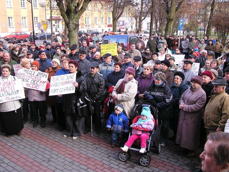 Przed miasteckim ratuszem rozsierdzeni mieszkancy....