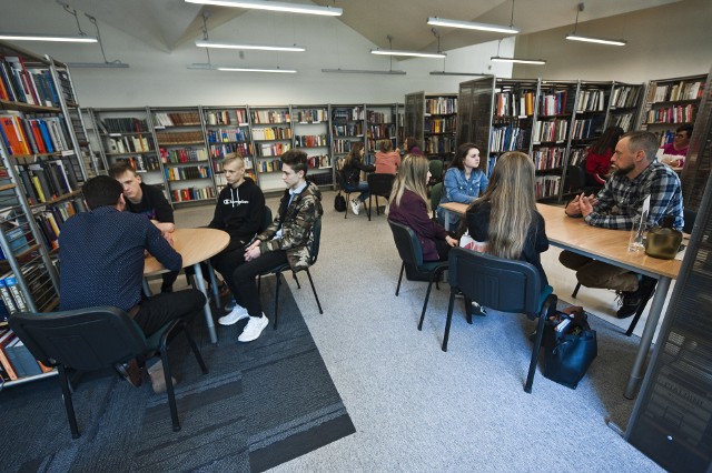 W Koszalińskiej Bibliotece Publicznej zaczęła się Żywa Biblioteka. W wykładzie wprowadzającym w przyświecającą jej ideę wzięło udział ponad sto osób. – Cieszymy się, bo od samego początku frekwencja jest znakomita. Przyjechały do nas grupy uczniów z wielu szkół, nawet z Kołobrzegu, a w spotkaniach z Żywymi Książkami biorą udział również nauczyciele – podkreśliła Magdalena Młynarczyk, koordynatorka inicjatywy. – Praktycznie przez cały książki są wypożyczone, a do kilku tytułów, jak alkoholik, były więzień, osoba z zaburzeniami odżywiania, czy osoba transpłciowa ustawiają się kolejki.W tym roku gotowe wypożyczyć się na rozmowę z czytelnikami były aż 23 Żywe Książki - osoby narażone na dyskryminację, stereotypizację, uprzedzenia i wykluczenie. Wśród nich po raz trzeci Iryna, przedstawicielka mniejszości ukraińskiej w Polsce. – Jestem nauczycielką. Zawsze na sercu leżała mi szeroko pojęta tolerancja – podkreśliła. – W Polsce odnalazłam się bardzo szybko, czuję się tu bardzo dobrze i chcę ułatwić życie innym przedstawicielom mniejszości ukraińskiej.Czytelnicy najczęściej pytali Irynę o to, czy faktycznie zauważalny jest dysonans między wschodnią i zachodnią Ukrainą i jak Ukrainka ocenia Wołyń. – Pytania dotyczą też aklimatyzacji w Polsce, problemów językowych. Rozmawiamy też o dylematach Ukraińców, którzy przyjechali do Polski do pracy. Zastanawiają się na przykład, czy otwarta jest dla nich droga awansu zawodowego, czy też zawsze będą pracownikami fizycznymi. Odpowiadam zawsze: język i wszystko będzie możliwe! – zakończyła z uśmiechem.Zobacz także: Magazyn Kulturalny GK24