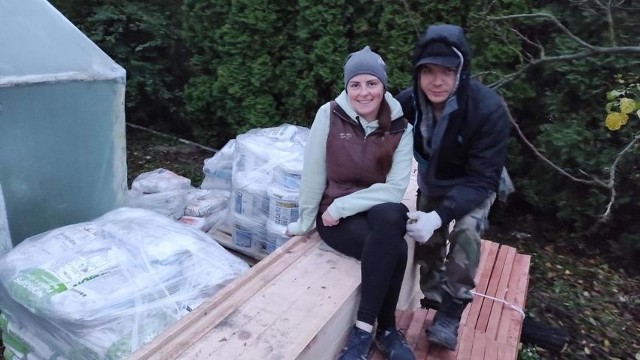 Młodzi narzeczeni z Pińczowa Elżbieta i Jacek, którym spłonęła część domu mogą być już spokojni. Firma KPM Dewelopers podarowała im materiały niezbędne do odbudowy dachu.