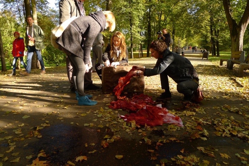 Park Planty. Tolerancja ociekająca krwią (zdjęcia, wideo)