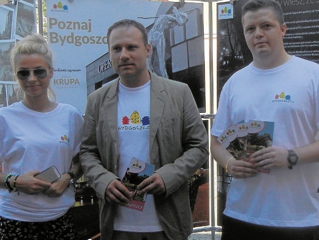 Magdalena Krysińska, Łukasz Krupa i Jakub Mendry rozdawali też foldery "Poznaj Bydgoszcz" i "Bydgoszcz na weekend".