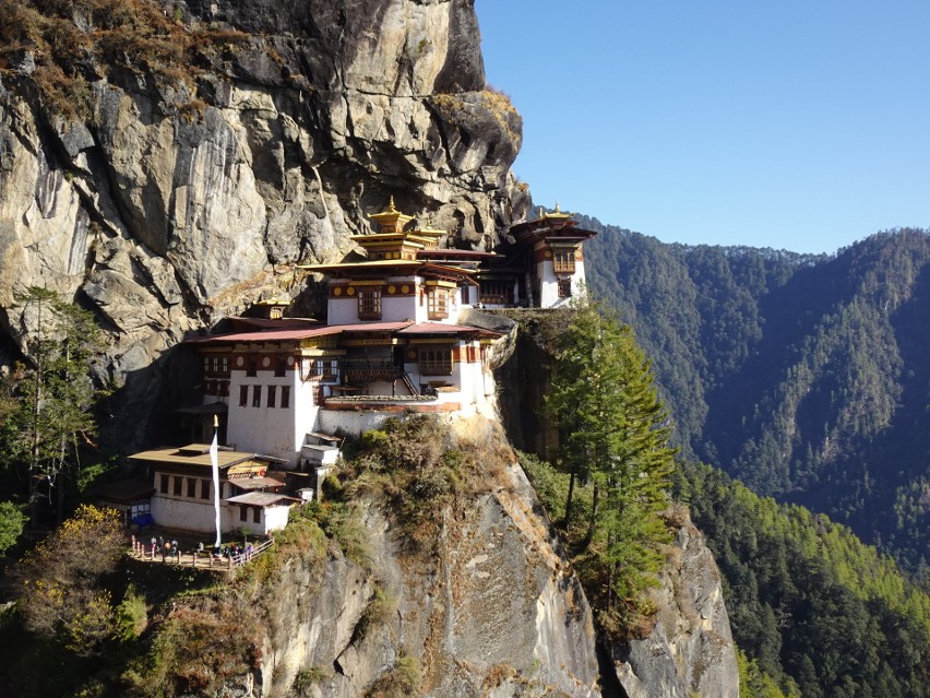 Do Bhutanu dociera mało kto, jest to bardzo trudne. Ponoć w...