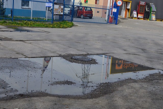 Sprawą fekaliów wylewających się ze studzienki kanalizacyjnej przy ulicy Skłodowskiej w Tarnobrzegu na prośbę wędkujących zajęła się policja.