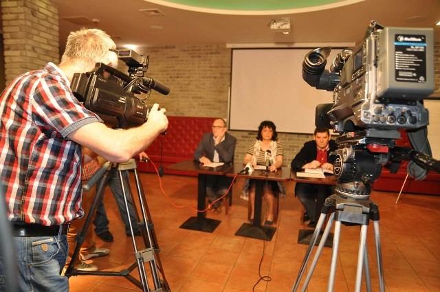 Konferencja prasowa Terry wzbudziła duże zainteresowanie mediów &#8211; od lewej mecenas Filip Sztukiel oraz Joanna Pawłowicz i Krzysztof Sobczyk. 