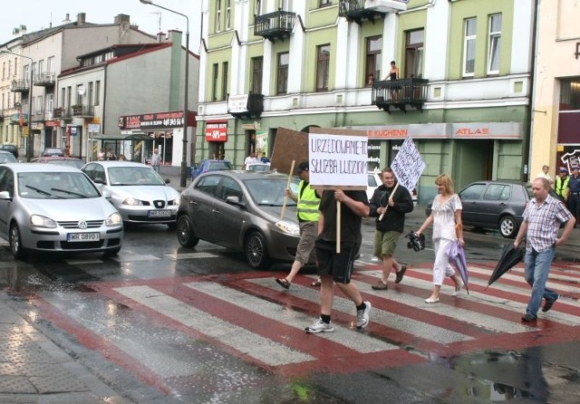 Blokada przejście przy ulicy Słowackiego utrudniła nieco ruch pojazdów i pieszych, ale nie doszło do paraliżu centrum. 