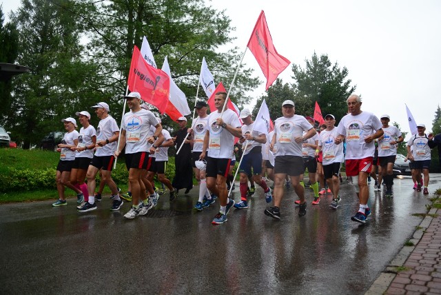 Na trasę pielgrzymki biegowej z Radomia do Częstochowy wyruszyło 60 biegaczy w różnym wieku, w tym dwóch księży.