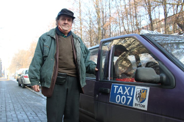 Kazimierz Mróz od 41 lat jeździ taksówką w Bytomiu. Na emeryturze przesiadł się z mercedesa do... ticoZobacz kolejne zdjęcia. Przesuwaj zdjęcia w prawo - naciśnij strzałkę lub przycisk NASTĘPNE