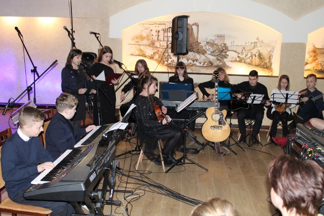 W opatowskim Żmigrodzie w niedzielę, 5 marca odbył się koncert z okazji Dnia Kobiet. Wystąpili  artyści Opatowskich Szkół Sztuk Artystycznych.