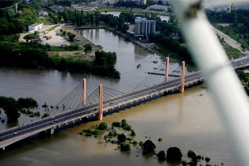 Wrocław: Most Milenijny idzie do remontu. Przeprawa ma już 10 lat (ZDJĘCIA)