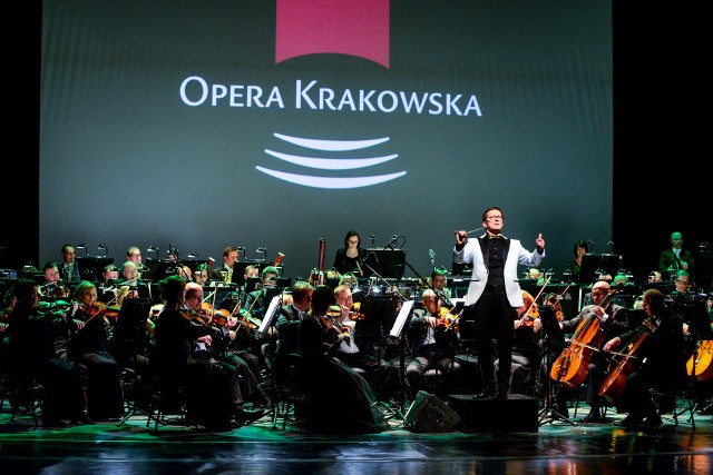 Tomasz Tokarczyk na czele Orkiestry Opery Krakowskiej