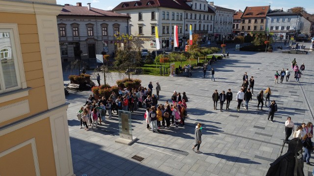 Plac Jana Pawła II w Wadowicach w tzw. sezonie turystycznym tętni życiem
