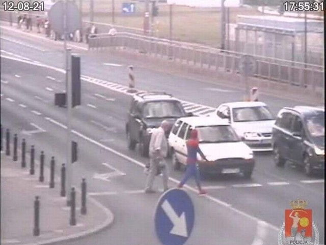 Spiderman przeprowadza przez ulicę starszego pana. Wszystko byłoby w porządku, gdyby nie fakt, że w niedozwolonym miejscu.