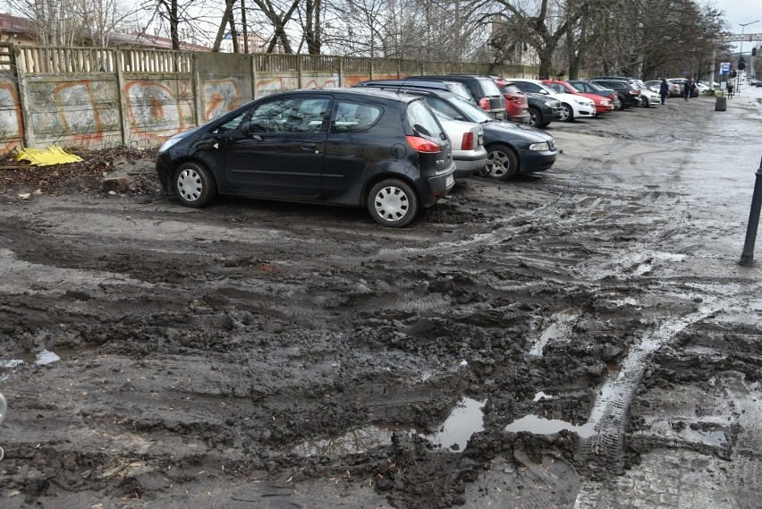 Ul. Tuwima, tuż przy skrzyżówaniu z ul. Targową.