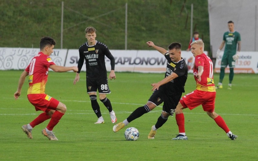 Fortuna 1 Liga. Korona Kielce po słabym meczu zremisowała z Zagłębiem Sosnowiec 0:0. Czerwona kartka dla Zebicia [ZDJĘCIA]