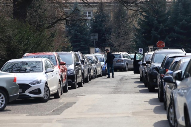 W naszym mieście jest coraz większy odsetek mieszkańców zgłaszających nieprawidłowo zaparkowane auta.
