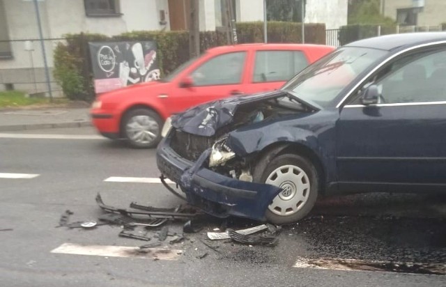 Na skrzyżowaniu ulic Piastowskiej i Baty w Chełmku doszło do zderzenia dwóch samochodów osobowych