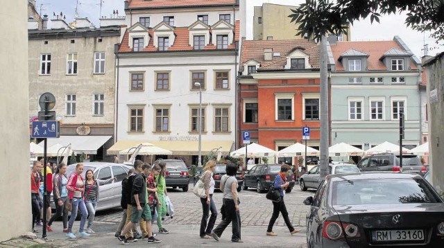 Trudności z parkowaniem i organizacją ruchu to problemy zgłaszane przez mieszkańców Kazimierza. Brakuje pomysłu, jak to zmienić