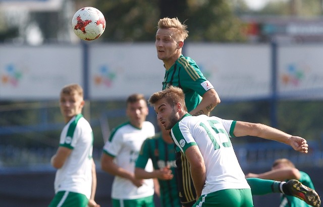 Mateusz Stąporski (zielono-czarny strój) w poprzednich rozgrywkach grał w Radomiaku i na pewno będzie się chciał „odegrać” na swojej byłej drużynie.