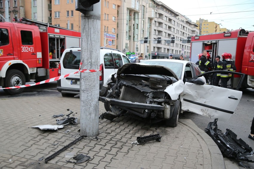 Wypadek na Wyszyńskiego. Cztery osoby zostały ranne [ZDJĘCIA]
