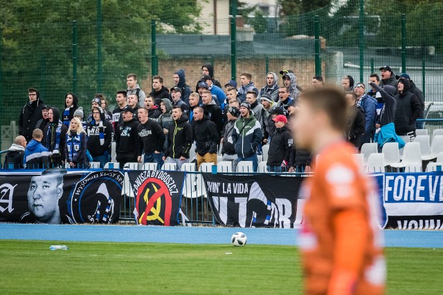 W meczu III rundy Regionalnego Pucharu Polski w derbach Bydgoszczy i ul. Sielskiej IV-ligowy Budowlany KS Bydgoszcz pokonał V-ligowego SP Zawisza Bydgoszcz 3:1.To pierwsza porażka niebiesko-czarnych w tym sezonie i pierwsza po 29 meczach bez straty punktu (licząc mecze ligowe i pucharowe). Po raz ostatni SP Zawisza w meczu mistrzowskim przegrał rok temu, 23 września, w 6. kolejce A klasy - 0:1 na wyjeździe z Rawysem Raciąż.W 30 meczu kibice Zawiszy musieli obejść się smakiem, OBEJRZYJ ZDJĘCIA >>>>>