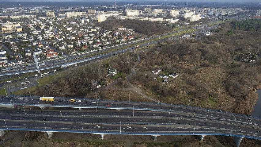 Zgodnie z planem, 78-metrowy wieżowiec w towarzystwie dwóch...