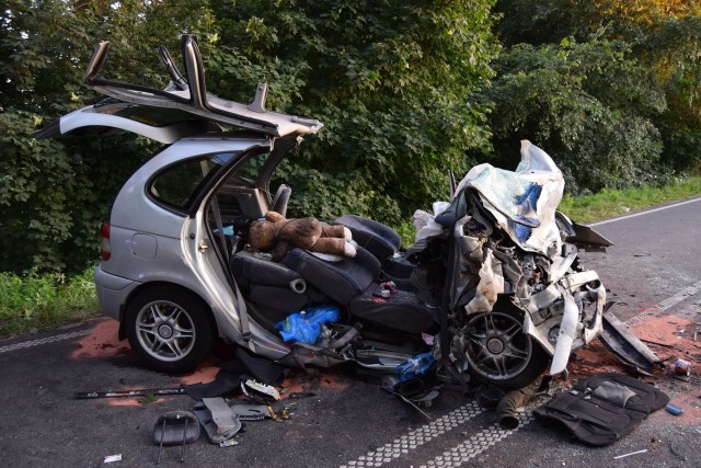 Wypadek na trasie Szczecinek – Barwice. Rannych transportowały trzy śmigłowce.W czołowym zderzeniu koło Barwic ciężko ranne zostały osoby, w tym dwoje dzieci. Rannych było w sumie sześć osób.To jeden z tragiczniejszych wypadków w ostatnich tygodniach na drogach powiatu szczecineckiego. Do zdarzenia doszło na drodze ze Szczecinka do Barwic, na wysokości wsi Grabiąż w niedzielny wieczór. Kierowca jadącego od strony Barwic opla vectra na łuku drogi zjechał na prawe pobocze, usiłował wrócić na szosę, ale stracił panowanie nad autem i zarzuciło go na przeciwległy pas ruchu. Prosto na jadącego z naprzeciwka renault scenic.Skutki czołowego zderzenia były tragiczne. W zakleszczonym renault znajdowały się cztery osoby – dwie kobiety starsza i młoda, a z tyłu 4-latka i 13-latek, mieszkańcy powiatu świdwińskiego. Aby wydobyć je z wraku trzeba było ciąć karoserię i dach.Siła uderzenia odrzuciła opla, który spadł ze skarpy i wylądował w rowie. Jechało nim dwóch młodych mężczyzn, mieszkańców Barwic. Ich samochód zaczął się palić i niechybnie spłonęliby żywcem, bo po zderzeniu stracili przytomność. Płonące auto zaczął gasić strażak z Goleniowa, który przypadkiem nadjechał na miejsce wypadku, użył gaśnicy ze swego auta i innych pojazdów. Wyciągnął także rannych z wraku.Wszystkie osoby uczestniczące w wypadku były ranne, troje najciężej rannych zawiozły do szpitali trzy śmigłowce Lotniczego Pogotowia Ratunkowego ściągnięte z Zegrza, Bydgoszczy i Goleniowa. Stan 30-latka z opla był  krytyczny, poważne obrażenia doznał także 4-latka i 13-latek z renault.Droga nr 172 została całkowicie zablokowana.