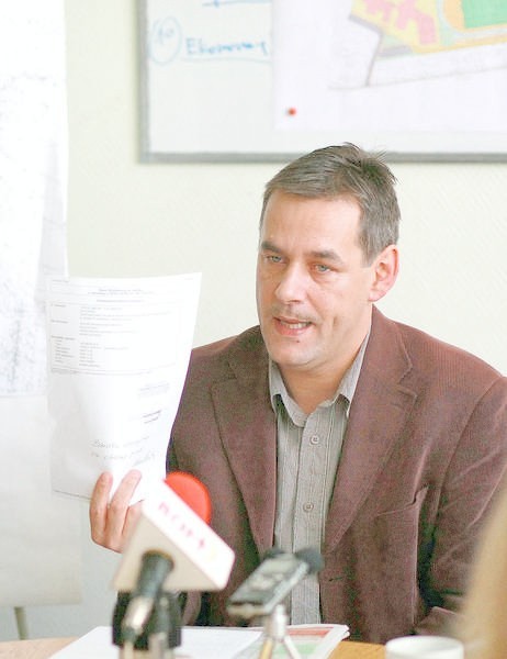 Arseniusz Finster, burmistrz Chojnic zdenerwował się posądzeniem, że miasto dotuje pływalnię